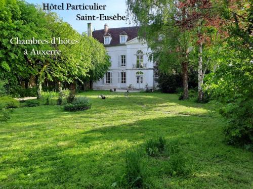 Auxerre Bed & Breakfast | Pet-Friendly Saint-Eusèbe Mansion with Oceanfront Pool