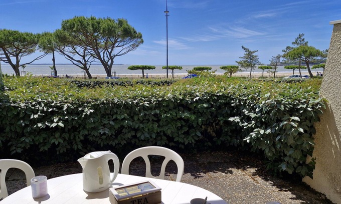 Saint-Georges-de-Didonne Apartment | Cozy Studio with Ocean View in Saint Georges de Didonne