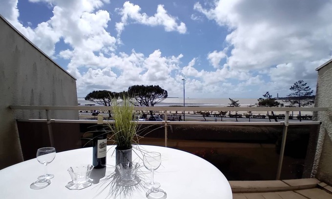 Saint-Georges-de-Didonne Apartment | Beachfront Delight: Etoile de Mer Apartment with Ocean Views