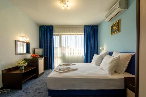Belashtitsa Hotel | Explore Saint George Mountain Residence with Oceanfront Pool