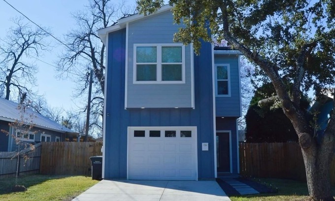 Eastside Promise Neighborhood House | Discover Saint Johns House: Ideal Downtown Stay with Amenities