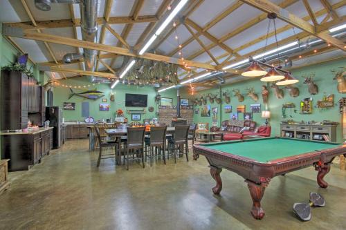Saint Matthews Apartment | Inviting Saint Matthews Outlaw Gameroom with Fire Pit