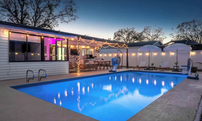 Pinellas Park House | Saint Petersburg Retreat with Heated Pool and Game Room