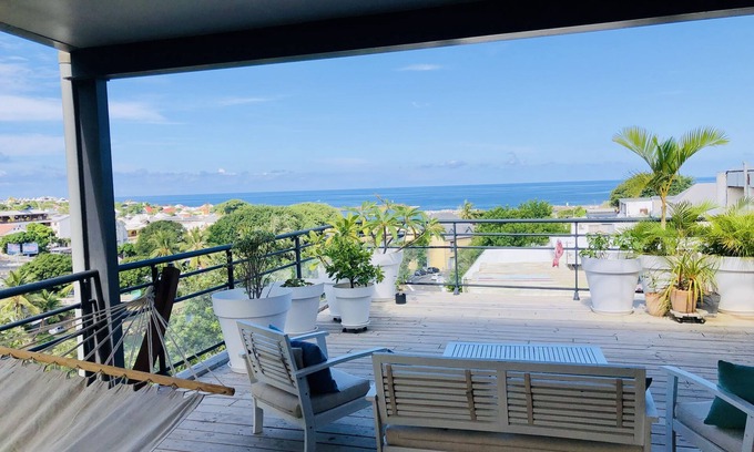 Centre-Ville Apartment | Saint Pierre Centre: Grand Apartment with Scenic Terrace