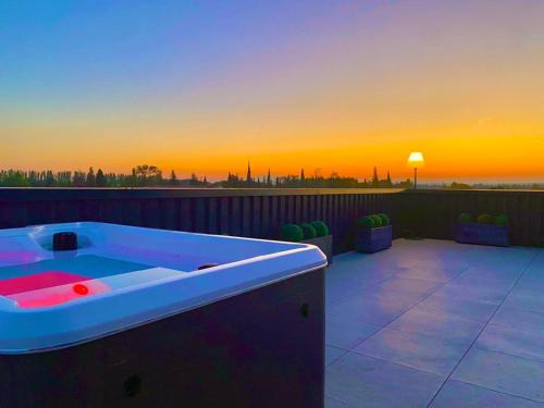 St.-Remy-de-Provence Apartment | Relax at Saint Remy de Provence: Rooftop Hot Tub Retreat
