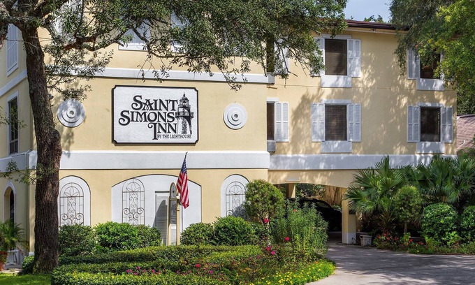 Saint Simons Island Hotel | Discover Saint Simons Inn by the Lighthouse - Rated 9/10