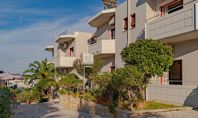 Kato Galatas Apartment | Welcoming Saint-Trope Studios: Breakfast & Family-Friendly Amenities
