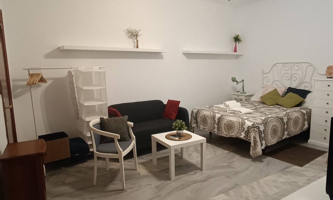 Perchel Norte Apartment | Inviting Saints 2-B: Family-Friendly with Spa & Breakfast