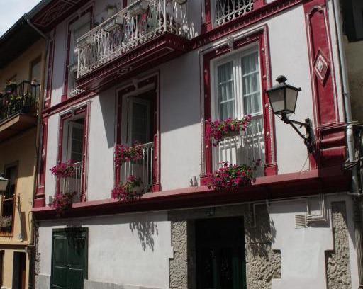 Lekeitio Apartment | Oceanfront Retreat: La Casa Roja de Saioa with Great Reviews