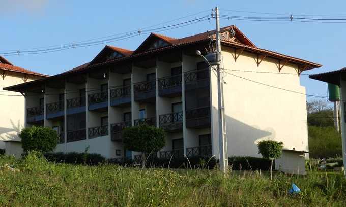 Saire Apartment | Relaxing Flat in Sairé - Perfect for 6, with Pool & Spa