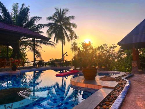 Koh Tao Resort | Oceanfront Retreat at Sairee View Resort with Pool Access