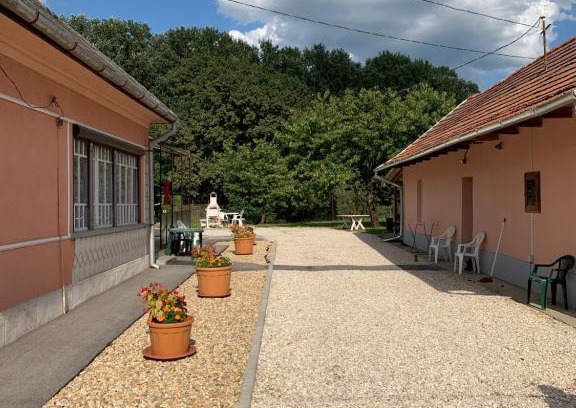Sajoszoged Apartment | Inviting Sajó Vendégház: Family-Friendly with Hot Tub & Breakfast