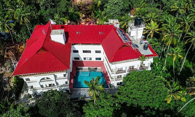 Varkala Hotel | Discover Sajjoys: Oceanfront Retreat with Pool & Dining
