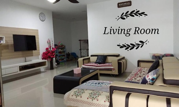Miri House | Cozy Sakura Homestay with Kitchen & Breakfast in Miri
