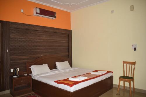 Bodh Gaya Hotel | Budget-Friendly Sakura House with Family Dining & Breakfast