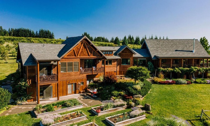 Hood River Bed & Breakfast | Guest Rated 10/10: Sakura Ridge the Farm & Lodge Experience