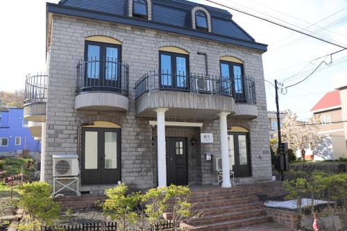 Otaru House | Experience Sakurayuki: Family-Friendly with Hot Tub Delight