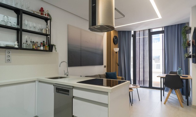 Las Palmas de Gran Canaria Apartment | Oceanfront Salitre Beach Home with Spa & Breakfast