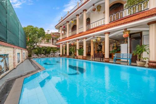 Cam Pho Hotel | Discover Hoi An Sala Hotel: Poolside Comfort Awaits
