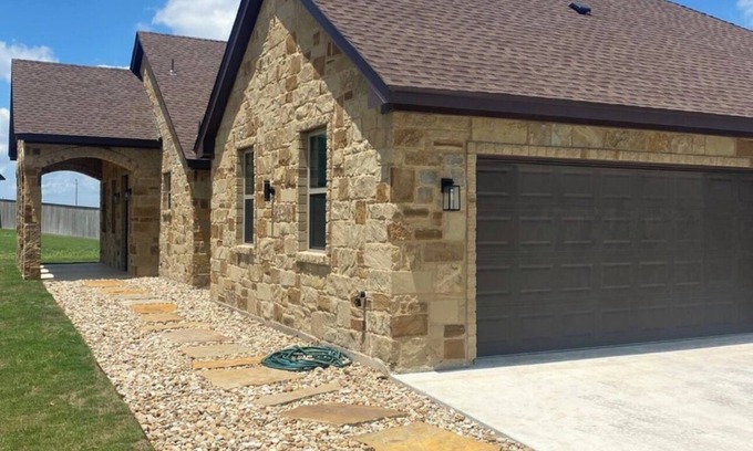 Bell County House | SALADO STONE RETREATnCharming 3-bedroom house with WiFi, AC in delightful Salado