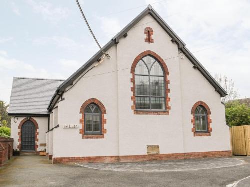 Meliden House | Experience Salem: Family-Friendly Hotel with Pool Access