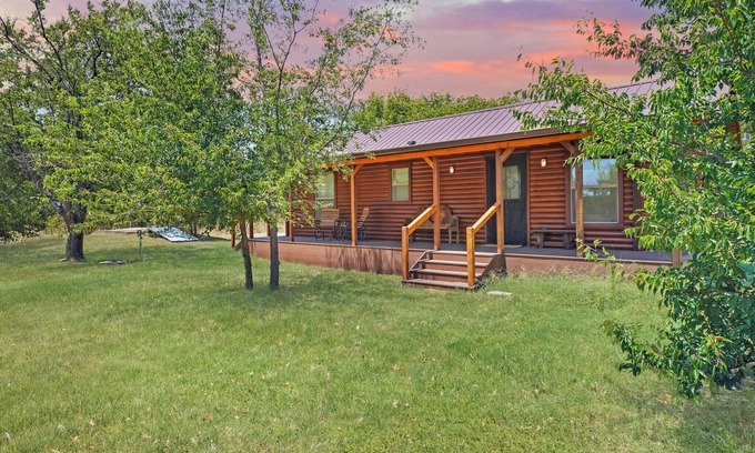 Mineral Wells Cabin | Relaxing Salesville Serenity Log Cabin with Family-Friendly Amenities