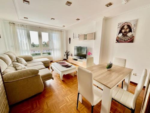 Castrillon Apartment | Relaxing Salinas Piscina: Family-Friendly with Pool & Hot Tub