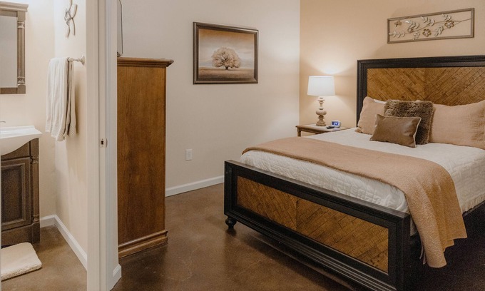 Dripping Springs House | Premier Ocean View Room at La Aldea - Asante Lodging