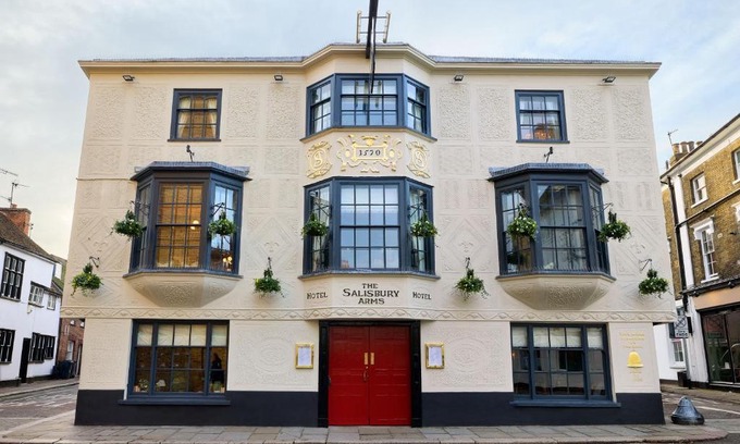 Hertford Hotel | Discover Comfort at Salisbury Arms Hotel with Family Amenities