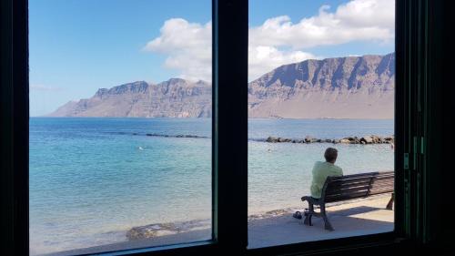 Caleta de Famara House | Oceanfront Salitre: Top-Rated Beachside Getaway