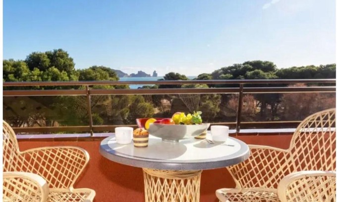 L'Estartit Apartment | Cozy Salles Beach Duplex with Oceanfront Views & Pool