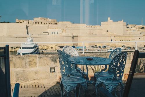 Senglea House | Discover Comfort at Sally Port Senglea with Kitchen Amenities