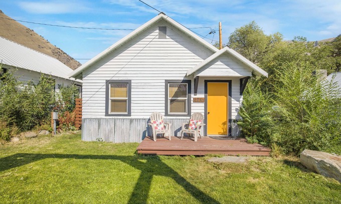 Riggins Cabin | Pet-Friendly Salmon River Cabin #204 with Hot Tub & Spa