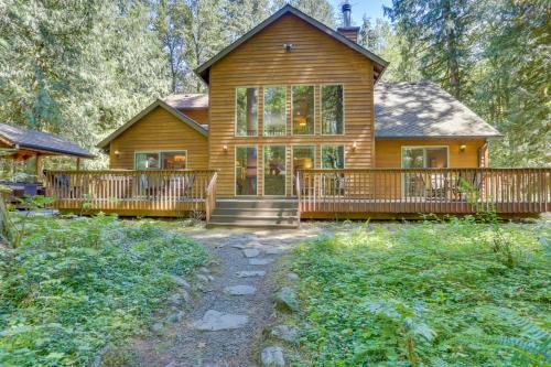 Welches House | Guest Favorite: Salmon River Lodge with Hot Tub Access