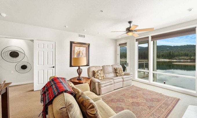 Post Falls Condo | Scenic Salmon Run Condo with Kitchen & River Views