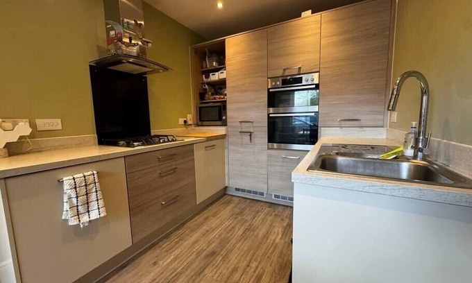 Newport Pagnell House | Tranquil Retreat at Salmon's Home - Perfect for Families