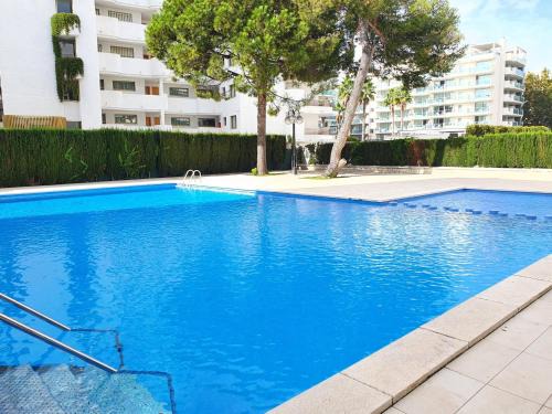 Salou City Centre Apartment | Discover Salou Centro: Poolside Relaxation Near the Beach