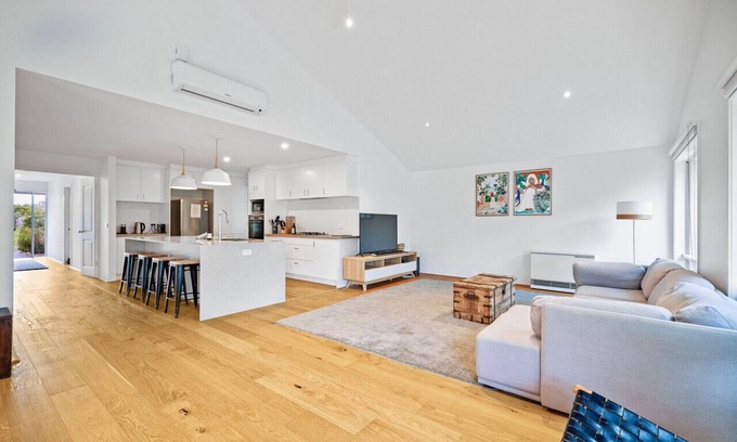 Torquay House | Relaxing Salt Air Hideaway with a Lush Backyard Oasis