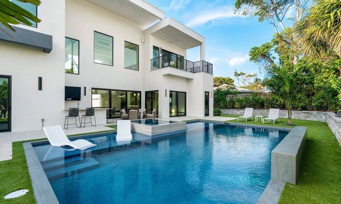 Juno Beach House | SALT HAUS 6BD 6BA Putting green, heated pool and spa. WALK TO BeACH!2025 build!