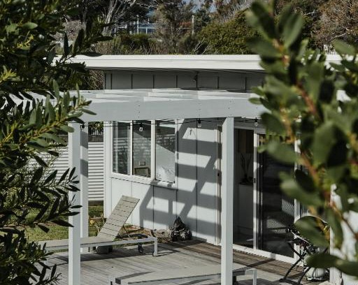 Bicheno House | Cozy Salt Shack: Guest Rated 9/10 with Hot Tub & Fireplace