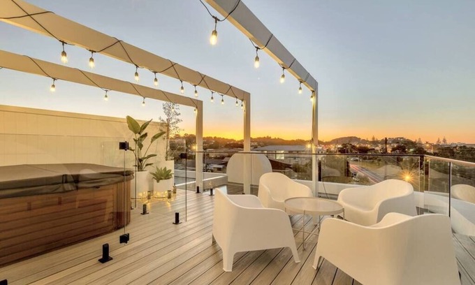 Tugun House | Discover Salt Tugun: Family-Friendly Retreat with Spa & Kitchen