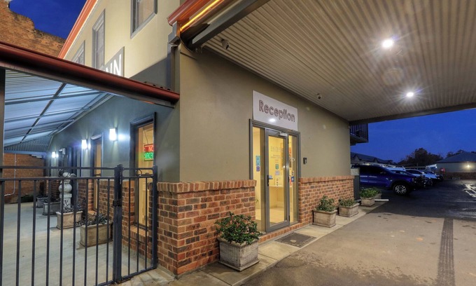 Hay Hotel | Eco-Friendly Saltbush Motor Inn with Pool & Restaurant