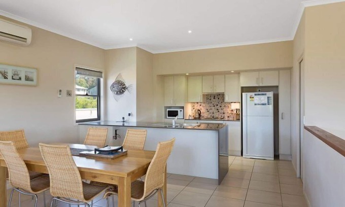 Eden Apartment | Bright Saltwater Apartments: 3 Bedroom Retreat Near Beach