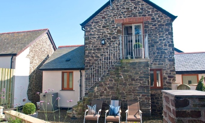 Hartland Cottage | Oceanfront Saltwind Granary: Ideal for Family Getaways