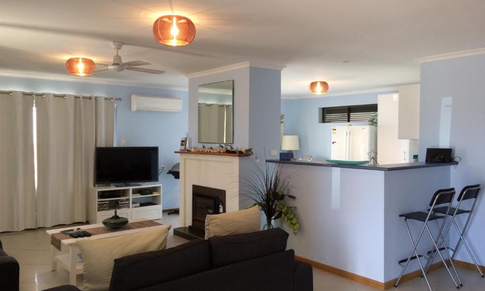 Kingscote Apartment | Cozy Salty Air Apartments in Kingscote, Kangaroo Island