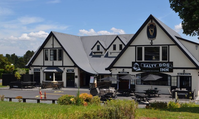 Snells Beach Hotel | Pet-Friendly Getaway at Salty Dog Inn - Pool & Breakfast Included