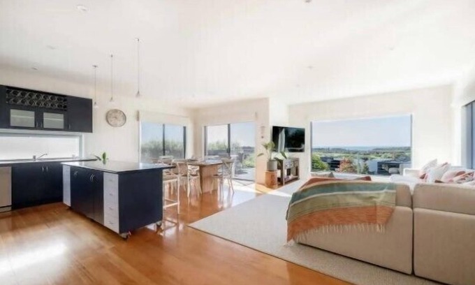 Torquay House | Ocean View Retreat with Spa and Breakfast - Torquay