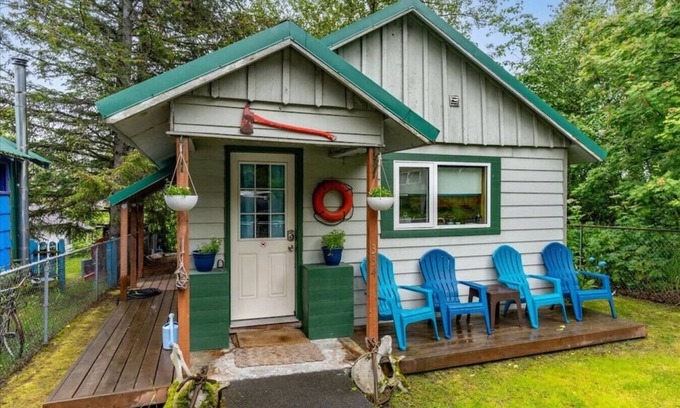 Seward Cottage | Discover Salty Sam's Cozy Downtown Retreat with Breakfast