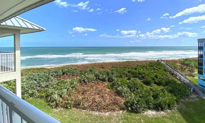 Stuart Condo | Oceanview Condo Retreat with Pool and Kitchen Access