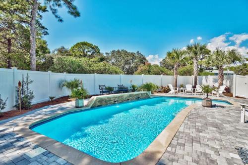 Emerald Waters Village House | Discover Salty Shores: Family-Friendly Stay at Emerald Waters